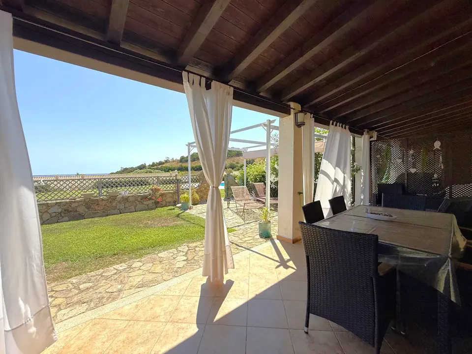 Zona pranzo riparata nella veranda
