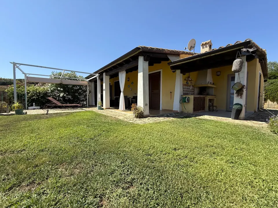 Esterno di Villa Marea affacciato sul giardino
