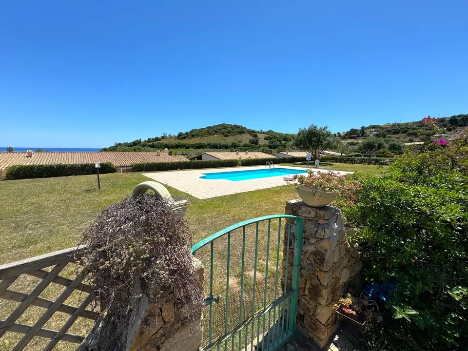 Giardino di Villa Marea con piscina condivisa